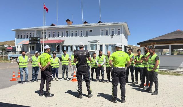 Motosiklet sürücülerine "2 Teker 1 Hayat" eğitimi verildi
