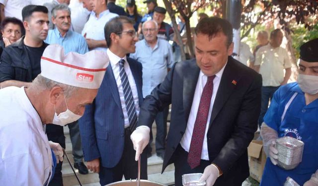 Muhtarlar 30 Ağustos’ta bin 500 kişiye aşure dağıttı