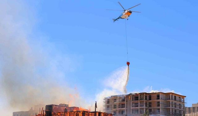 Orman Bölge Müdürlüğüne ait lojman küle döndü, çatısı yanan binaya ise müdahale sürüyor