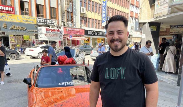 Otomobili görenler imza atmadan geçmiyor