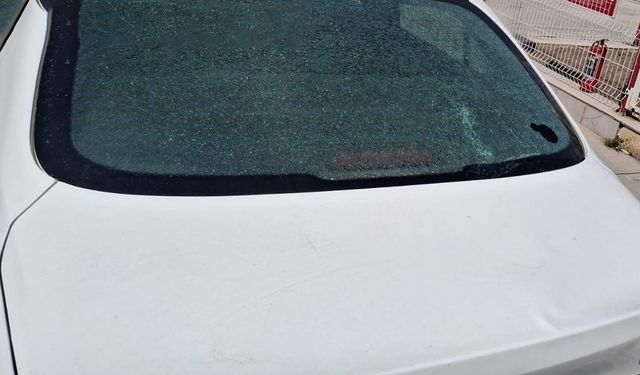 Rüzgarın uçurduğu sac otomobilin camını kırdı