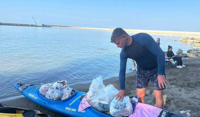 Sahildeki çöpleri toplayıp kanoyla taşıdı