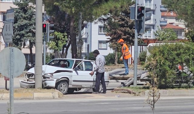 Sinop’ta otomobil aydınlatma direğine çarptı: 1 yaralı