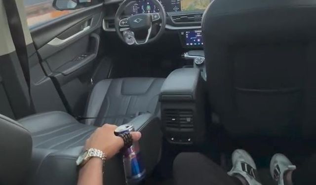 Sürücüsüz giden otomobilin arka koltuğuna geçip video çekti