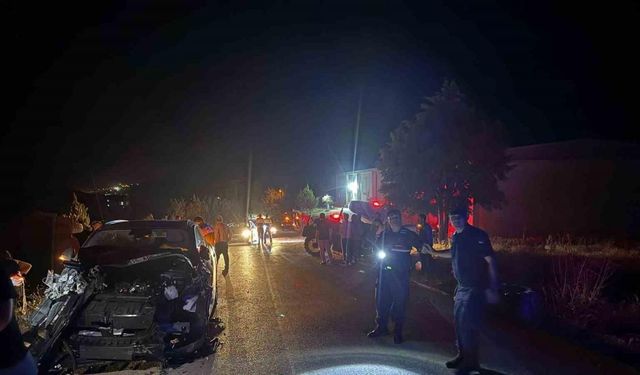 Tali yoldan çıkan traktörle çarpışan araç hurdaya döndü: 6 yaralı