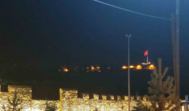 Tarihi Ardahan Kalesi ışıklandırıldı