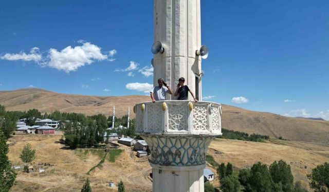 Telefonla konuşmak için minareye çıkıyorlar