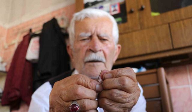 Terzilik mesleğini 80 yıldır sürdüren yaşlı adam: ’’Dükkânı açmazsam hasta olurum’’