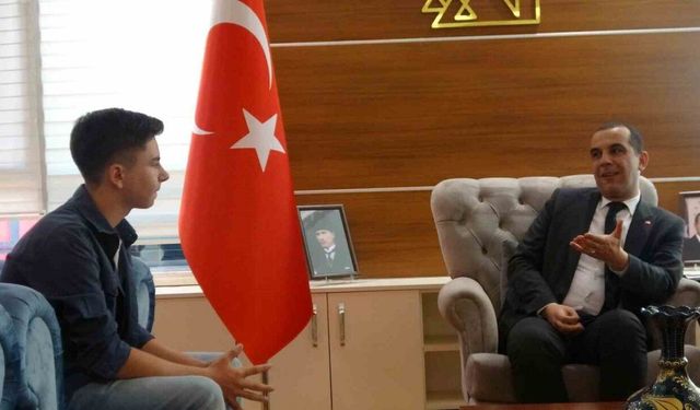 Türk bayrağı hassasiyetiyle yürekleri ısıtan çocuk: "Her gördüğüm bayrağı düzeltiyordum"