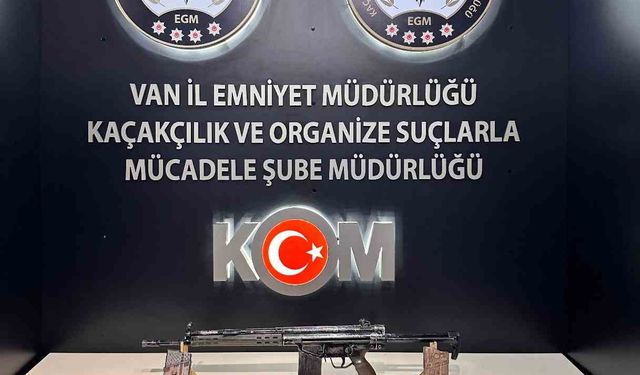 Van’da bir evde 5 el bombası ile 2 tüfek ele geçirildi