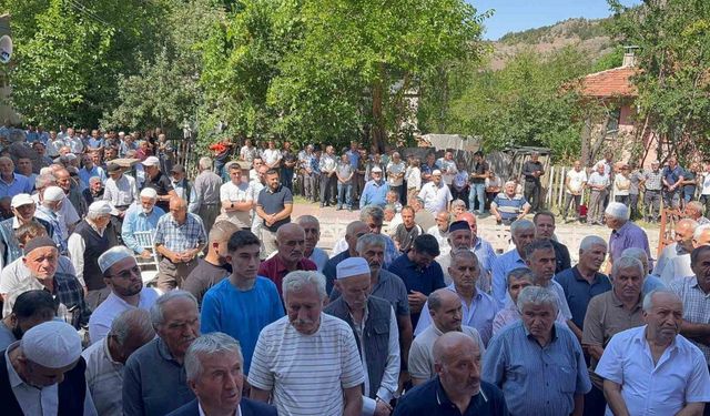 Yüzlerce vatandaş yağmur için ellerini semaya açtı