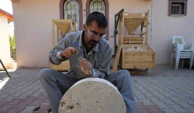 Yüzyıllık granit taş değirmen geleneği genç ustanın ellerinde hayat buluyor