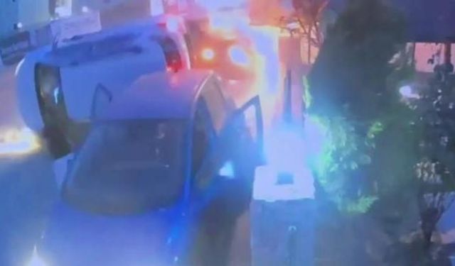 Zincirleme kazada yan yatan otomobilin altında kalmaktan son anda kurtuldu