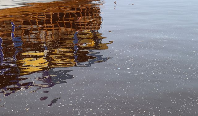 Mersin’de gemi trafiği arttıkça, deniz kirliliği de artıyor