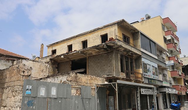 Mersin’de yıkılmaya yüz tutmuş evler tehlike yaratıyor