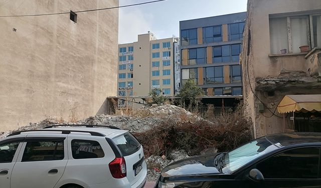 Mersin’de kaldırılmayan molozlar, çevre kirliliği oluşturuyor