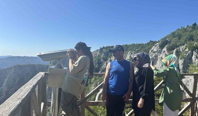 450 metrede adrenalin ve görsel şölen bir arada: Cam teras ziyaretçi akınına uğruyor