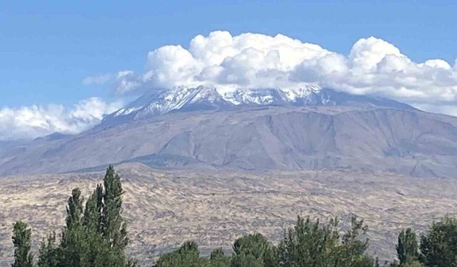 Ağrı Dağı’na mevsimin ilk karı yağdı