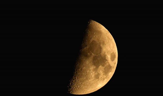 Ahlat’ta yarım ay manzarası mest etti