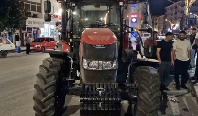 Alkollü traktör sürücüsü 3 araca çarparak durabildi: O anlar kamerada