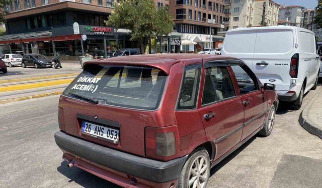 Aracının arka camında ’Dikkat Acemi’ yazıyor, trafikte herkes ondan uzak duruyor