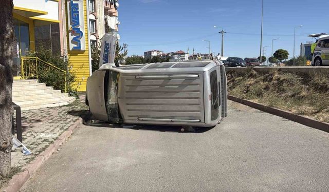 Araçlardan biri yoldan çıkıp devrildi, kazada yaralanan olmadı