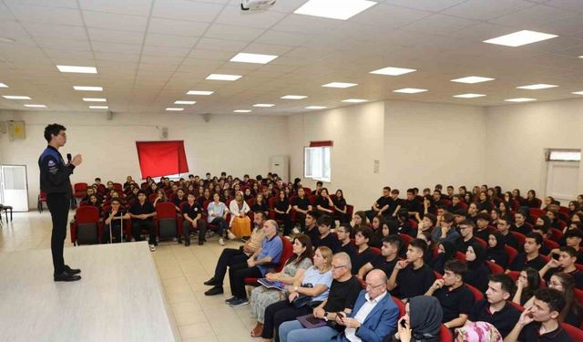 Astronot Atasever, öğrencilere deneyimlerinden bahsetti