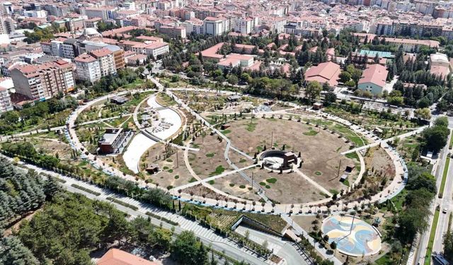 Bakımsız kalan, her geçen gün yıpranan Millet Bahçesi adeta çürümeye terk edildi