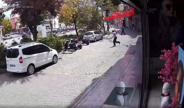 Balıkesir’de yaşanan deprem anı saniye saniye güvenlik kamerasına yansıdı