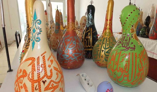 Balıkesirli sanatçı hat yazıları ile süslediği kabakları fuarda sergileyecek