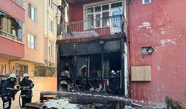 Balkonda çıkan yangın eşyaları küle çevirdi