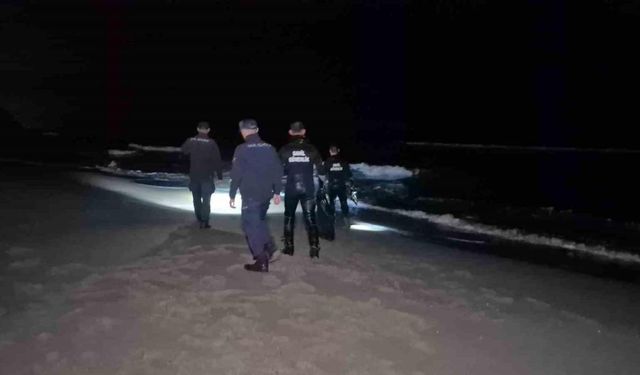 Bartın’da elbiseleri ile denize giren şahıs ekipleri harekete geçirdi