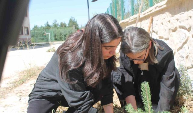 Bayburt’ta öğrenciler fidanları toprakla buluşturup ‘Yeşil Vatan’ için geleceğe nefes oldular
