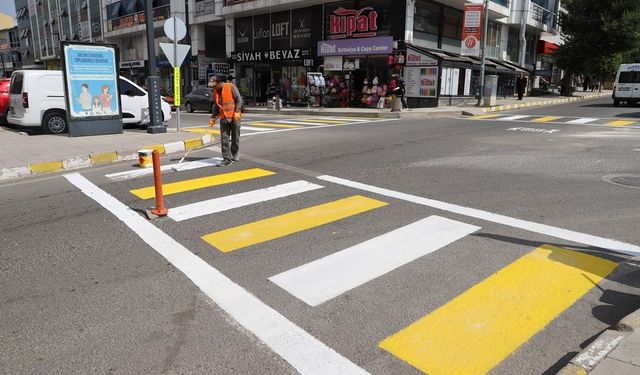 Belediye ekipleri yaya geçidi çizgilerini yeniledi