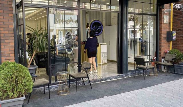 Bir kadın 4 dükkanın önündeki dekorasyon malzemelerini çaldı