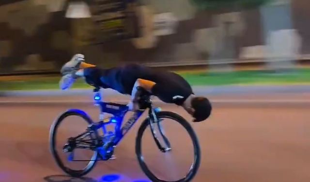 Bisiklet süren gençler canlarını hiçe saydı