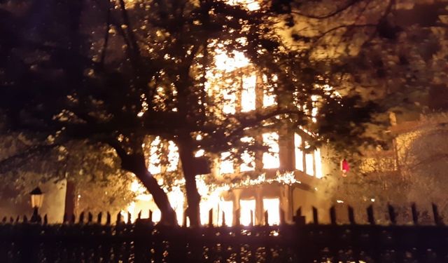 Bolu’da tarihi Keyvanlar Konağı kül oldu: Alevler geceyi aydınlattı
