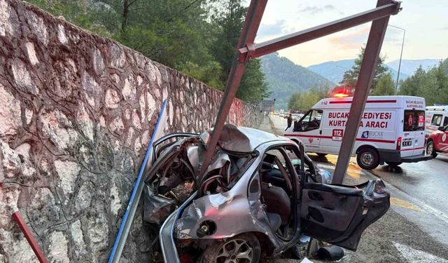 Burdur’da otomobil yol kenarındaki levhaya çarptı: 3 yaralı