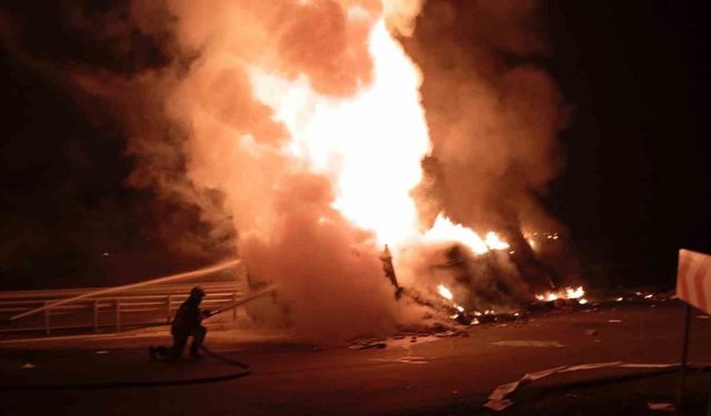 Cizre’de freni boşalan kamyon bariyerlere çarpıp devrildi, sürücü yanarak hayatını kaybetti