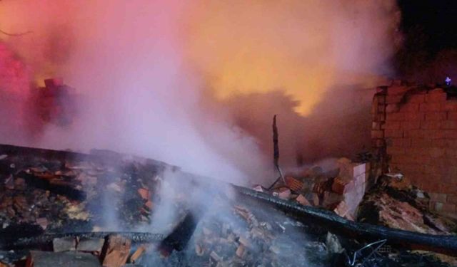 Çorum’da çıkan yangında ahır ve ardiye kullanılmaz hale geldi