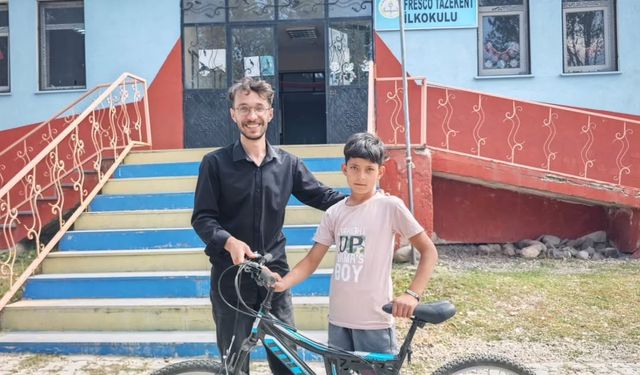Diyadin’de başarılı öğrenciye bisiklet hediyesi