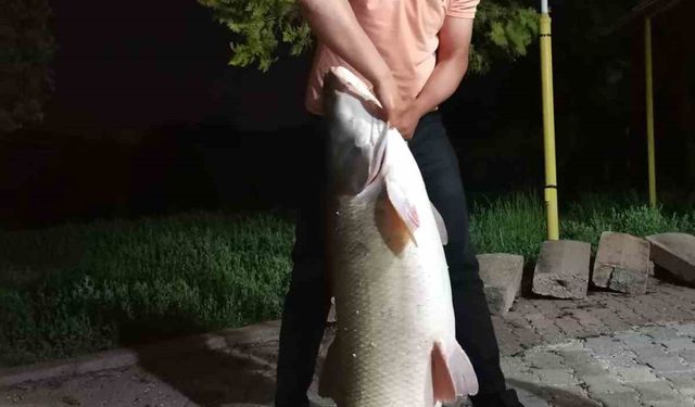 Elazığ’da baba-oğul 75 kiloluk dev turna balığı yakaladı