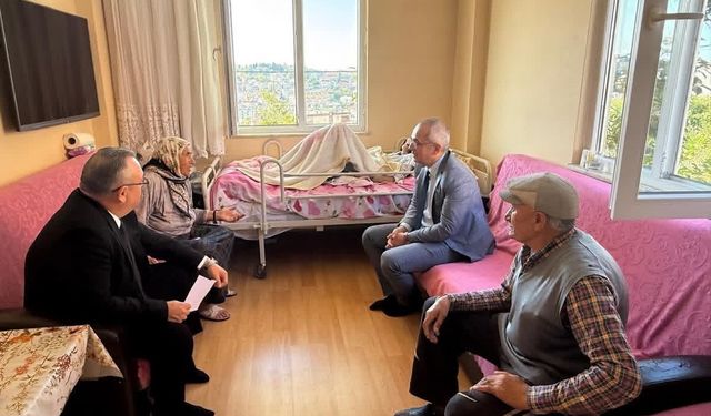 Engelli eşi ve yatalak annesini bebeği gibi bakıyor