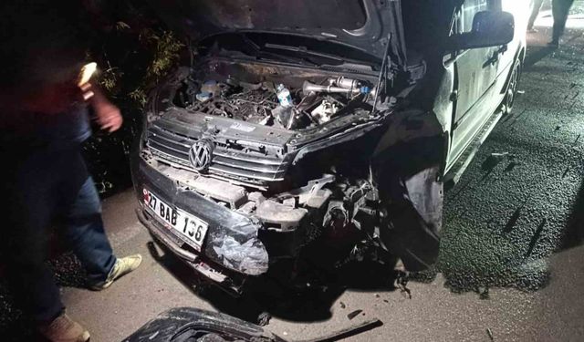 Gaziantep’te hafif ticari araç ile otomobil çarpıştı: 1 ağır yaralı