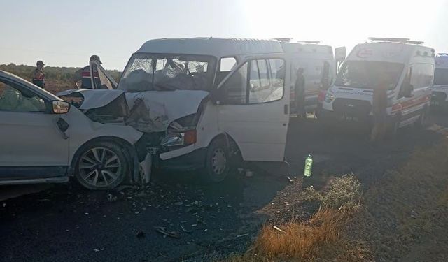 Hilvan’da tarım işçilerini taşıyan minibüs ile otomobil çarpıştı: 10 yaralı