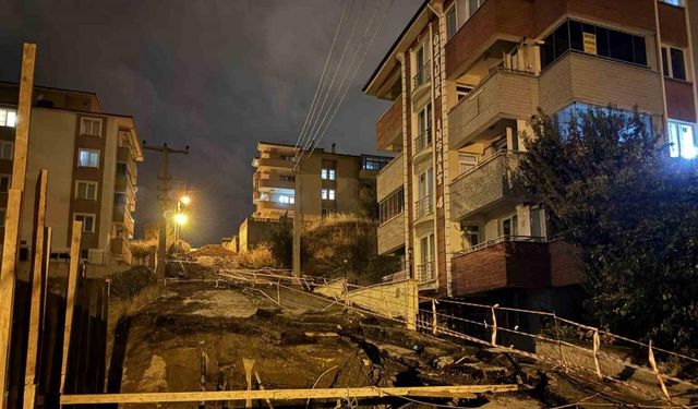 İnşaat sahasının yanındaki yolun bir kısmı çöktü