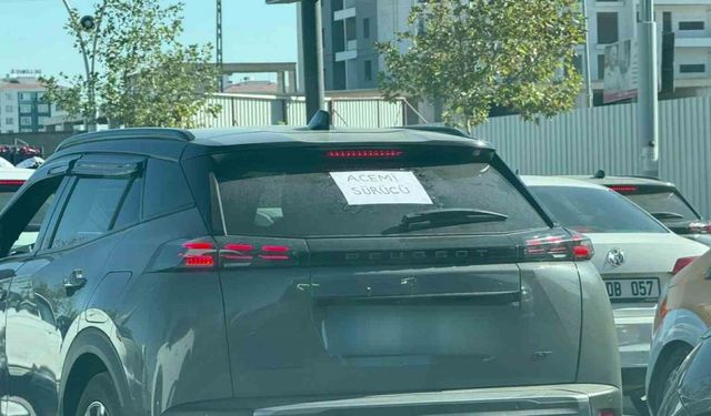 Kadın şoför aracına "Acemi sürücü" yazısı asarak önlem aldı