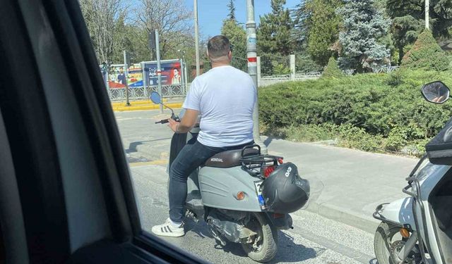 Kafasına takmadığı kaskla motosikletin plakasını kapattı