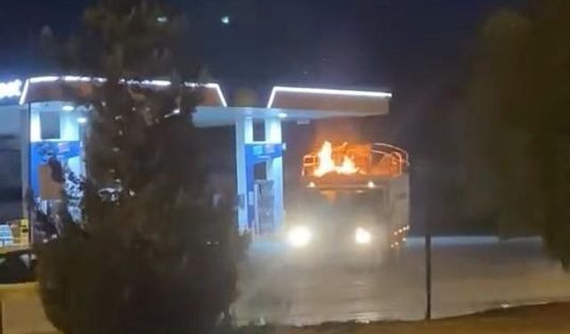Kamyonet alevler arasında akaryakıt istasyonuna girdi