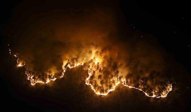 Karabük’te 12 saattir devam eden orman yangını böyle görüntülendi